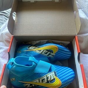 NWT Nike mbappe cleats, never used!!